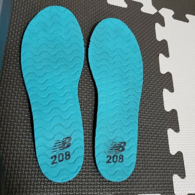 New Balance(ニューバランス)の値下☆ニューバランス　キッズサンダル　YO208 22.0 ブラックカモ　箱あり キッズ/ベビー/マタニティのキッズ靴/シューズ(15cm~)(サンダル)の商品写真