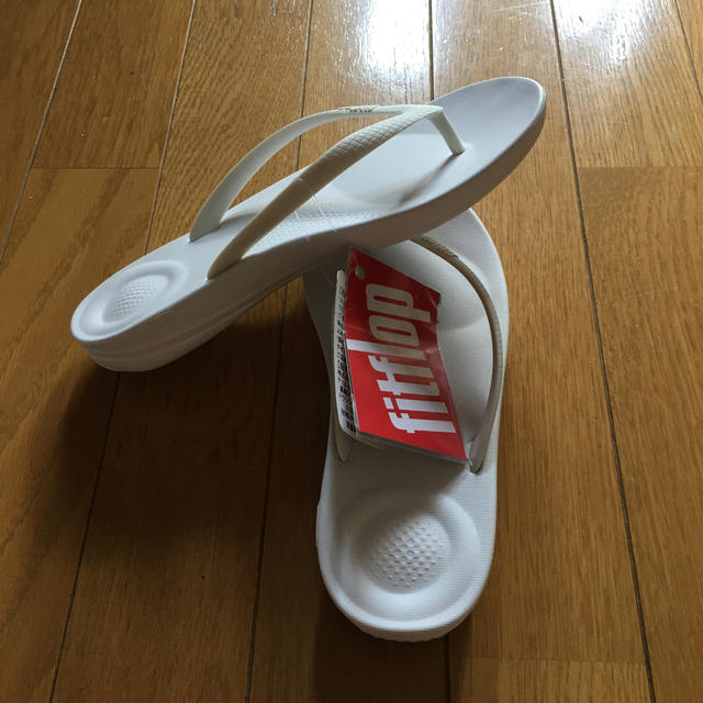 fitflop(フィットフロップ)の新品未使用 fitflop フィットフロップ　ビーチサンダル ホワイト レディースの靴/シューズ(ビーチサンダル)の商品写真