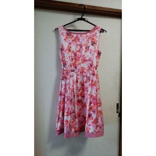 美品 Aveniretoile花柄ひざ丈ワンピース定価3万強 伊勢丹 美品 Aveniretoile花柄ひざ丈ワンピース定価3万強 伊勢丹