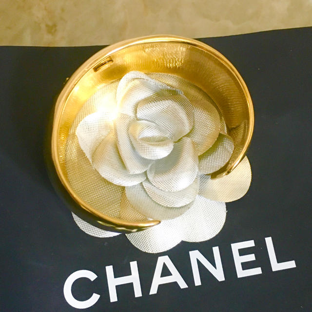 CHANEL - 正規品 シャネル バングル ゴールド ワイド 金 刻印 プレート ブレスレットの通販 by ☆ハーベスト☆｜シャネルならラクマ