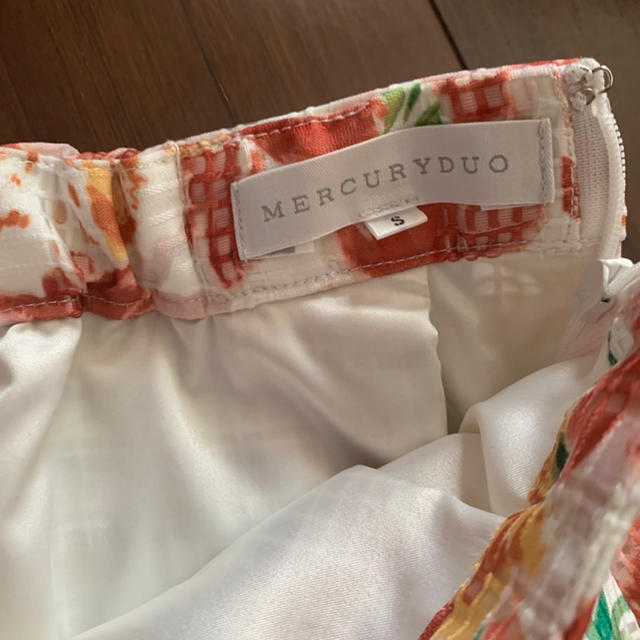 MERCURYDUO(マーキュリーデュオ)の美品　マーキュリーデュオ　スカート　花柄 レディースのスカート(ミニスカート)の商品写真