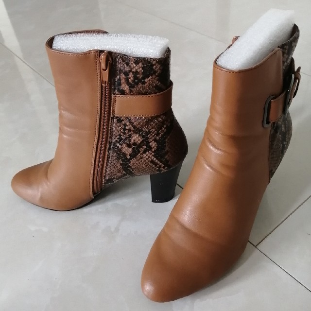 Charles and Keith(チャールズアンドキース)のCharles and Keith boots - 22.5 cm, brown レディースの靴/シューズ(ハイヒール/パンプス)の商品写真