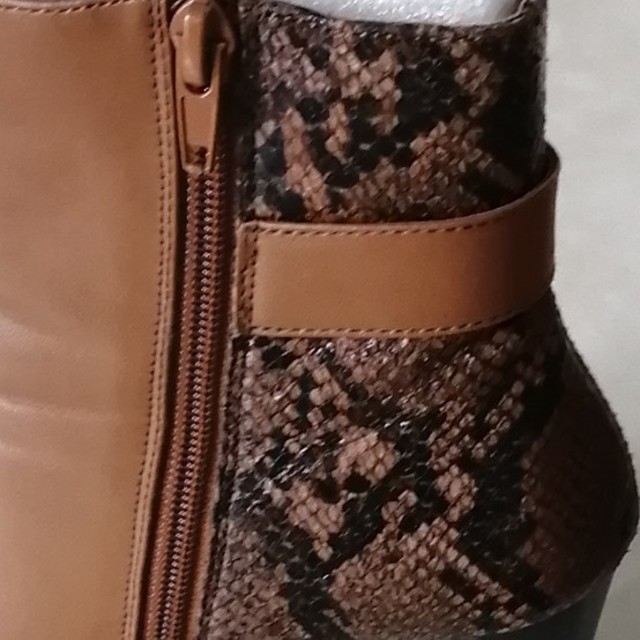 Charles and Keith(チャールズアンドキース)のCharles and Keith boots - 22.5 cm, brown レディースの靴/シューズ(ハイヒール/パンプス)の商品写真