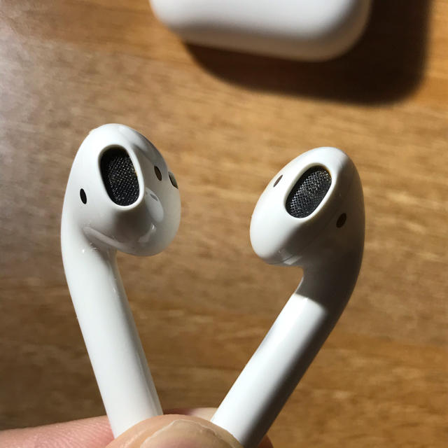 Apple(アップル)のAirPods 第二世代　MV7N2J/A スマホ/家電/カメラのオーディオ機器(ヘッドフォン/イヤフォン)の商品写真