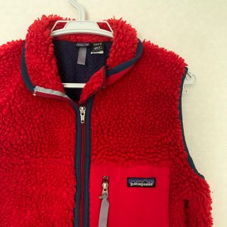 パタゴニア(patagonia)のパタゴニア　ベスト　赤　キッズ10(ベスト/ジレ)