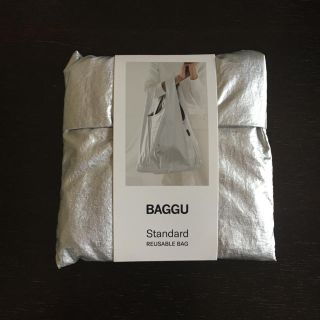 ビームス(BEAMS)の新品　BAGGU STANDARDメタリック　シルバー   エコバッグ(エコバッグ)