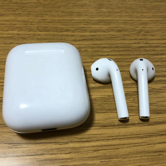 Apple(アップル)のairpods 第一世代　Apple純正品　完動品 スマホ/家電/カメラのオーディオ機器(ヘッドフォン/イヤフォン)の商品写真