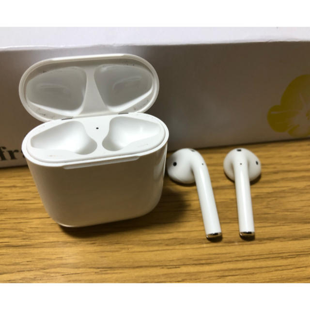 Apple(アップル)のairpods 第一世代　Apple純正品　完動品 スマホ/家電/カメラのオーディオ機器(ヘッドフォン/イヤフォン)の商品写真