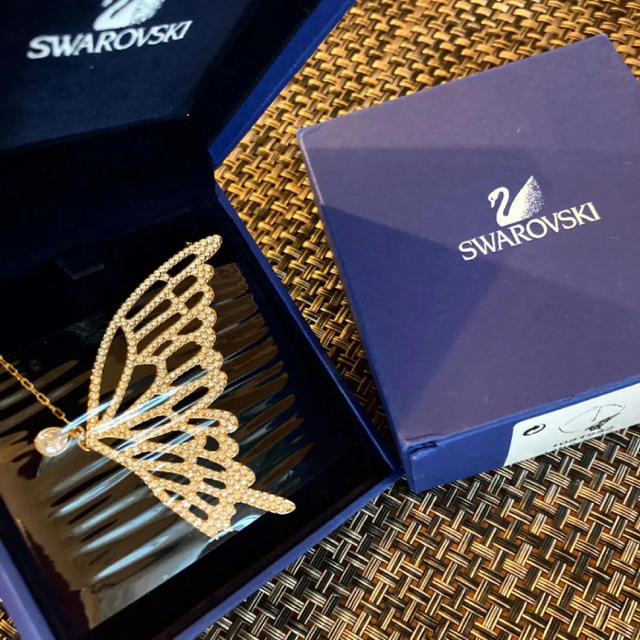 SWAROVSKI(スワロフスキー)の新品未着用　スワロフスキー　蝶々ネックレス　ゴールド レディースのアクセサリー(ネックレス)の商品写真