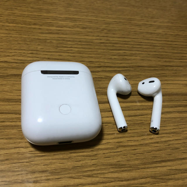 Apple(アップル)のairpods 第二世代　Apple純正品　完動品 スマホ/家電/カメラのオーディオ機器(ヘッドフォン/イヤフォン)の商品写真