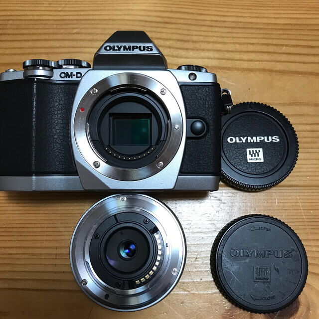 オリンパス　OM-D E-M10 ＋ パンケーキズームレンズ（＋おまけ） 1