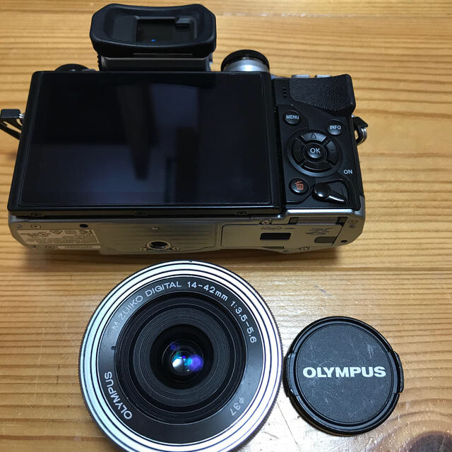 オリンパス　OM-D E-M10 ＋ パンケーキズームレンズ（＋おまけ） 2