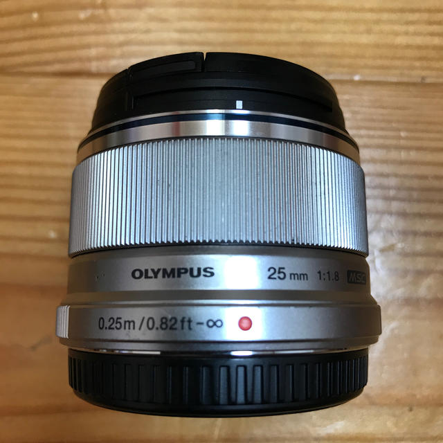 OLYMPUS(オリンパス)の【美品】オリンパス M.ZUIKO DIGITAL 25mm F1.8 シルバー スマホ/家電/カメラのカメラ(レンズ(単焦点))の商品写真