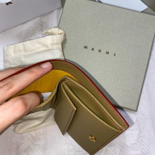 【極美品】マルニ　MARNI　バイフォールド　二つ折り財布　カーキ