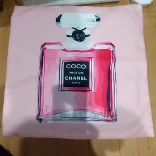 シャネル(CHANEL)のCHANEL香水柄クッションカバーピンク(クッションカバー)