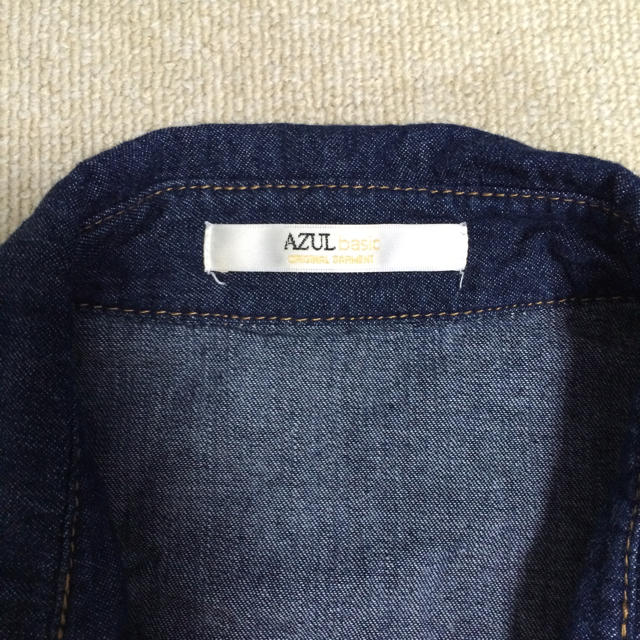 AZUL by moussy(アズールバイマウジー)のAZUL デニムシャツ レディースのトップス(シャツ/ブラウス(長袖/七分))の商品写真