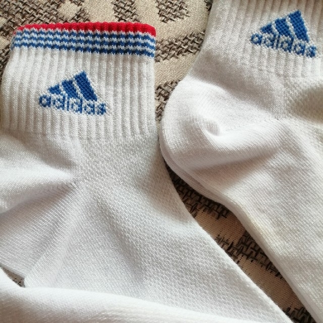 adidas(アディダス)のアディダス　白ソックス キッズ/ベビー/マタニティのキッズ靴/シューズ(15cm~)(その他)の商品写真