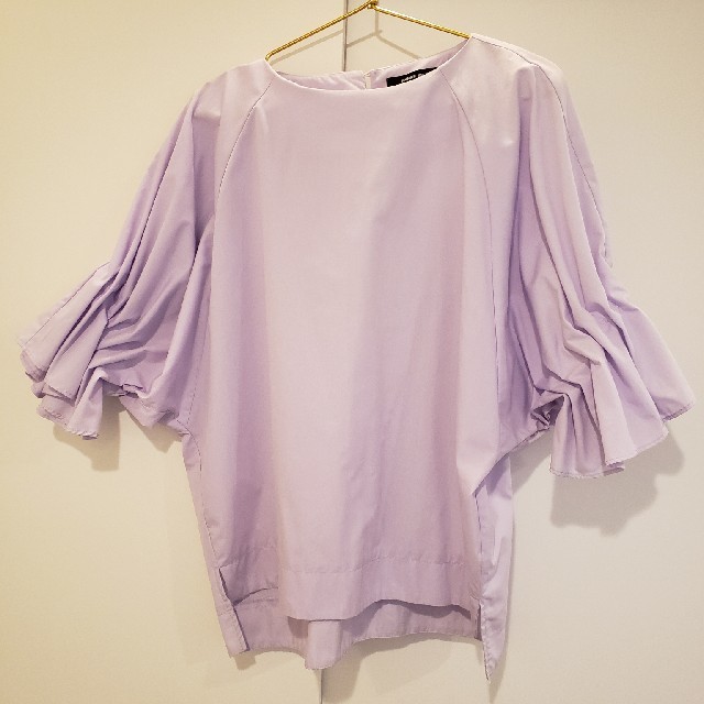 ROSE BUD(ローズバッド)のROSE BUD 薄紫色 変形ブラウス  カットソー レディースのトップス(シャツ/ブラウス(半袖/袖なし))の商品写真