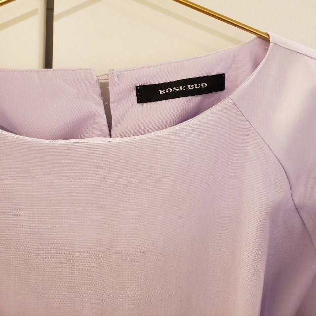 ROSE BUD(ローズバッド)のROSE BUD 薄紫色 変形ブラウス  カットソー レディースのトップス(シャツ/ブラウス(半袖/袖なし))の商品写真