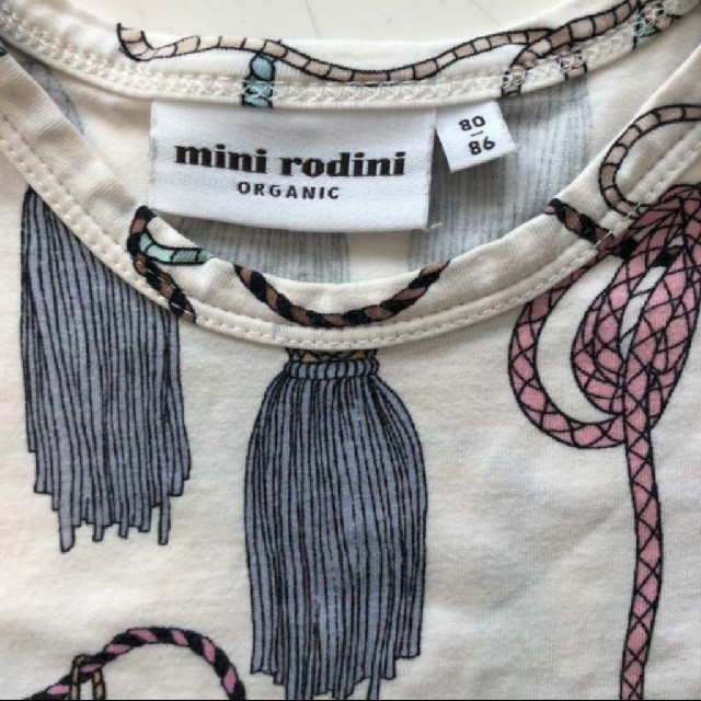 こどもビームス(コドモビームス)のmini rodini ミニロディーニ Tシャツ タッセル柄 80/86 キッズ/ベビー/マタニティのベビー服(~85cm)(Ｔシャツ)の商品写真