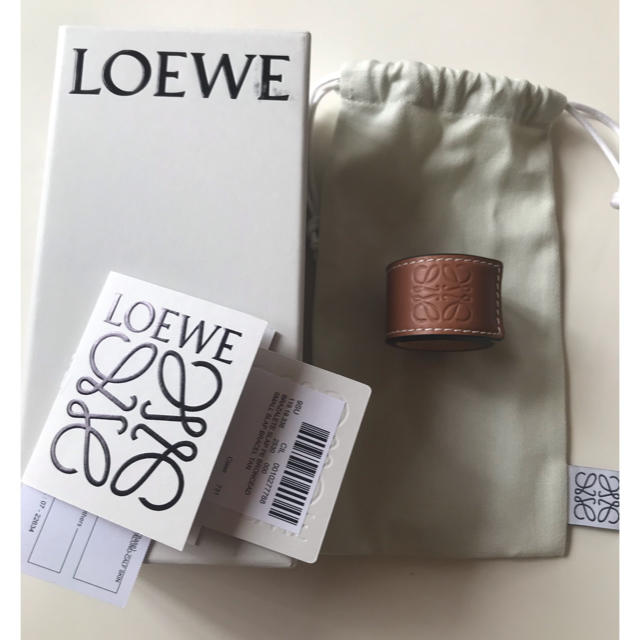 LOEWE(ロエベ)の早いもの勝ち　ロエベ  スモール　レザーブレスレット   バングルタン レディースのアクセサリー(ブレスレット/バングル)の商品写真