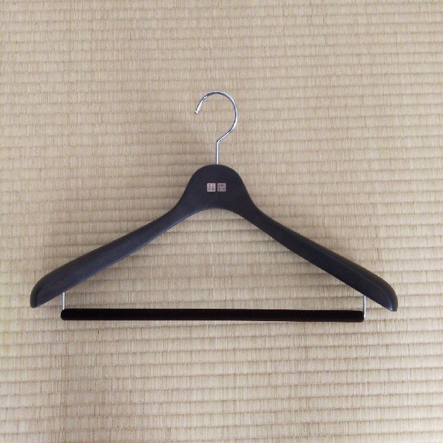 UNIQLO(ユニクロ)の【 非売品】ユニクロ NAKATA HANGER製 特注木製ハンガー インテリア/住まい/日用品の収納家具(押し入れ収納/ハンガー)の商品写真