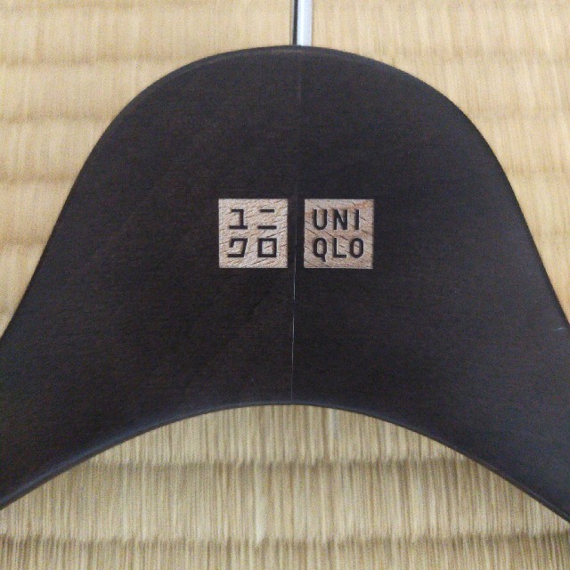 UNIQLO(ユニクロ)の【 非売品】ユニクロ NAKATA HANGER製 特注木製ハンガー インテリア/住まい/日用品の収納家具(押し入れ収納/ハンガー)の商品写真