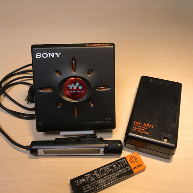 SONY(ソニー)の【美品DE完動品】 SONY MD WALKMAN MZ-E500 スマホ/家電/カメラのオーディオ機器(ポータブルプレーヤー)の商品写真