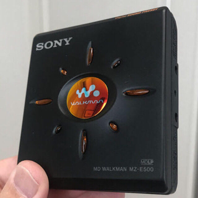 SONY(ソニー)の【美品DE完動品】 SONY MD WALKMAN MZ-E500 スマホ/家電/カメラのオーディオ機器(ポータブルプレーヤー)の商品写真