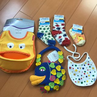 ブーフーウー(BOOFOOWOO)の未使用●個性派ビブ　スタイ　お食事エプロン　baby 靴下セット(お食事エプロン)