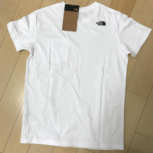 THE NORTH FACE(ザノースフェイス)の【新品未使用】ノースフェースSIMPLE LOGOPOCKET TEEレディース レディースのトップス(Tシャツ(半袖/袖なし))の商品写真