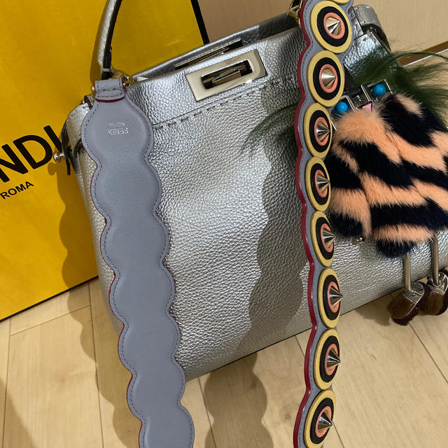 FENDI(フェンディ)の心斎橋大丸で購入　箱に入れ、緩衝材も詰めて保管していたため状態すごくいいです レディースのバッグ(ハンドバッグ)の商品写真