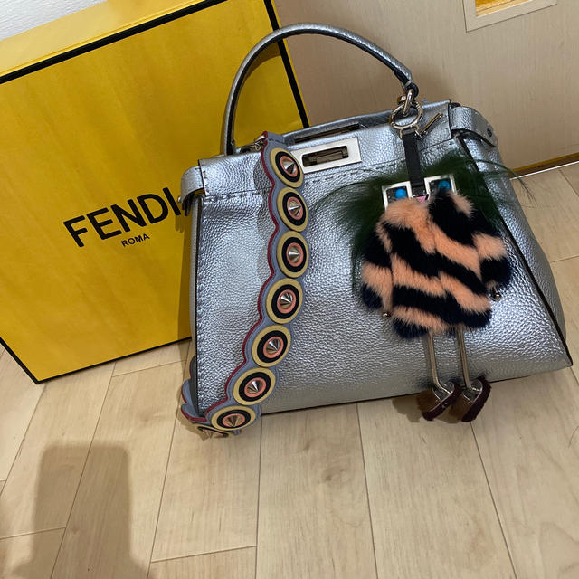 FENDI(フェンディ)の心斎橋大丸で購入　箱に入れ、緩衝材も詰めて保管していたため状態すごくいいです レディースのバッグ(ハンドバッグ)の商品写真