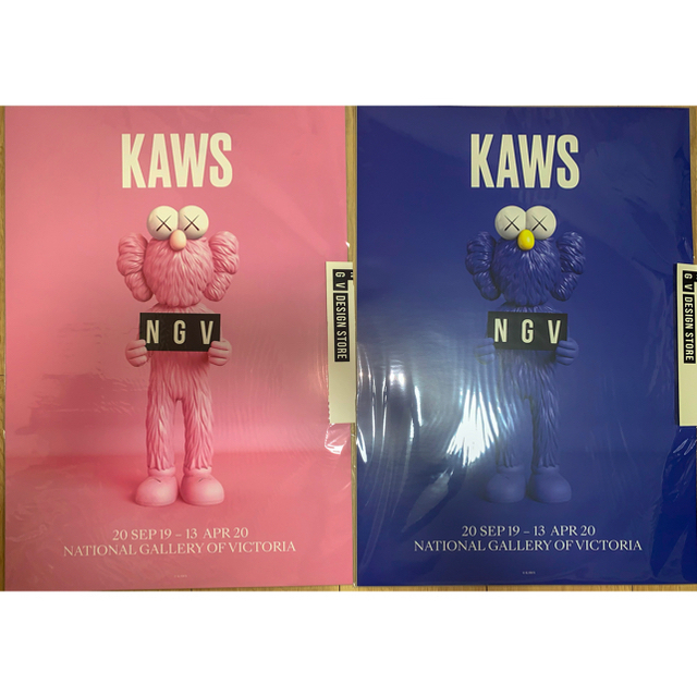 【新品】KAWS ポスター NGV BFF BLUE PINK ブルー ピンク  エンタメ/ホビーのアニメグッズ(ポスター)の商品写真