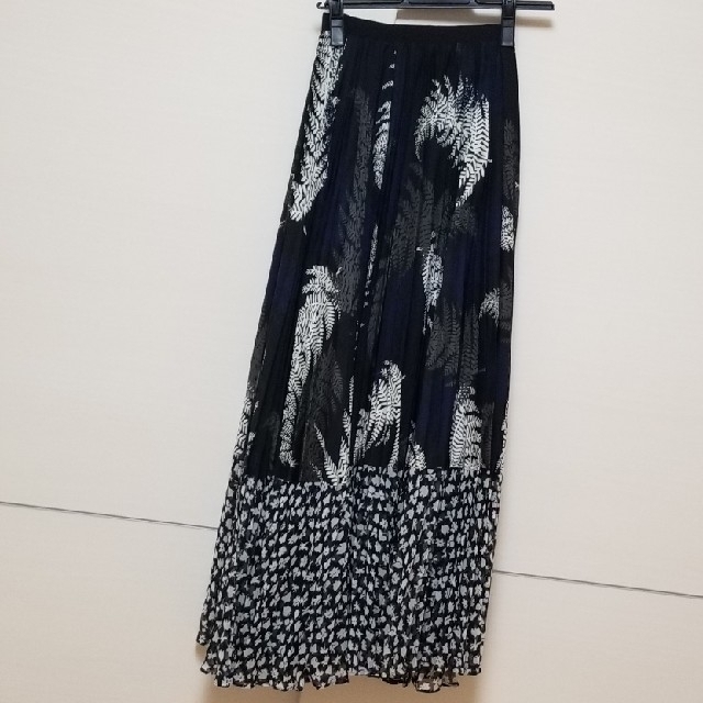 sacai(サカイ)のサカイ Sacai リーフプリント　プリーツ　ロングスカート　サカイラック レディースのスカート(ロングスカート)の商品写真