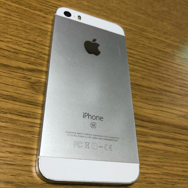 iPhone(アイフォーン)のiPhone SE 32GB simフリー　美品　完動品 スマホ/家電/カメラのスマートフォン/携帯電話(スマートフォン本体)の商品写真