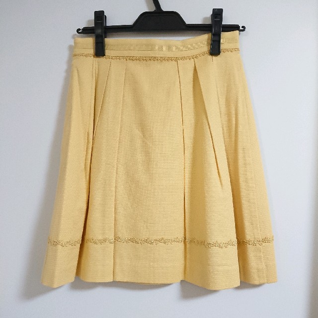 LAISSE PASSE(レッセパッセ)のレッセパッセ　スカート　イエロー　リボン　36サイズ　オフィス レディースのスカート(ひざ丈スカート)の商品写真