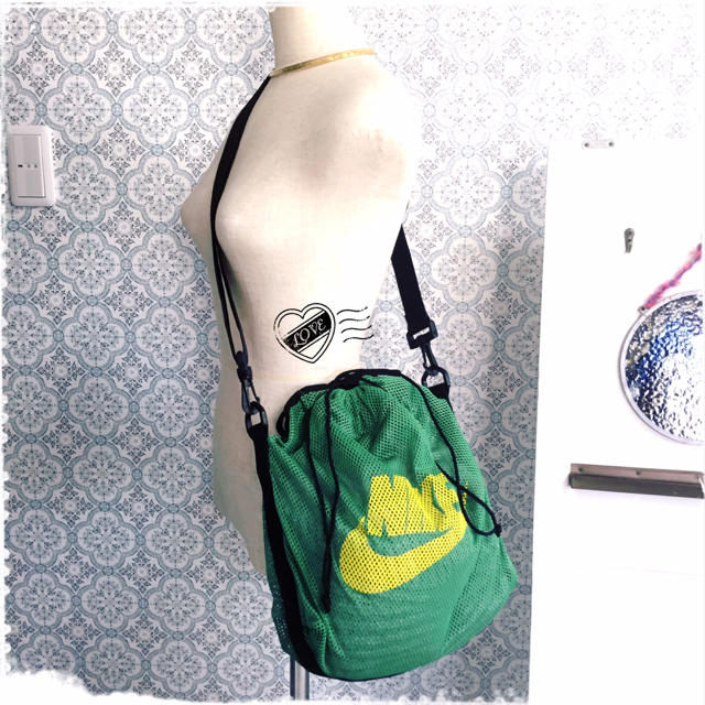 NIKE(ナイキ)のNIKEメッシュショルダーバッグ レディースのバッグ(ショルダーバッグ)の商品写真