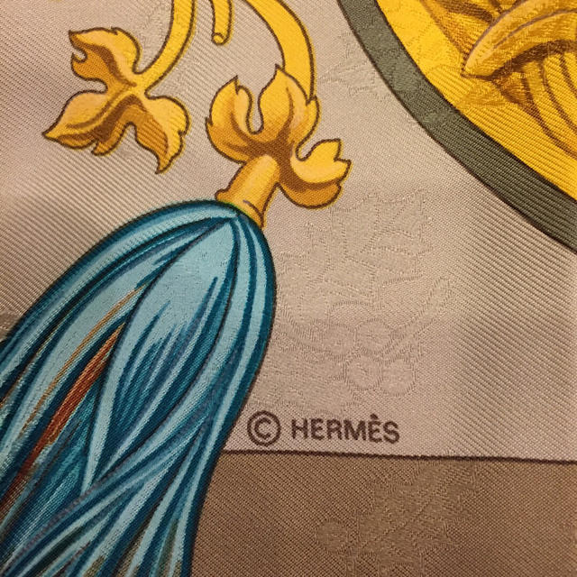 Hermes(エルメス)のHERMES エルメス シルク スカーフ  カレ90 ベージュ×オフホワイト レディースのファッション小物(バンダナ/スカーフ)の商品写真