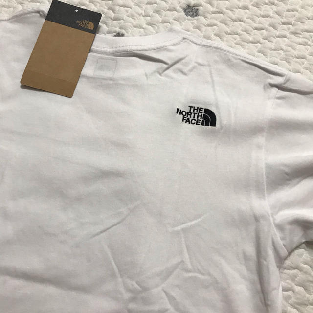 THE NORTH FACE(ザノースフェイス)の【新品】THE NORTH FACE ノースフェイス　Tシャツ 白　M メンズのトップス(Tシャツ/カットソー(半袖/袖なし))の商品写真