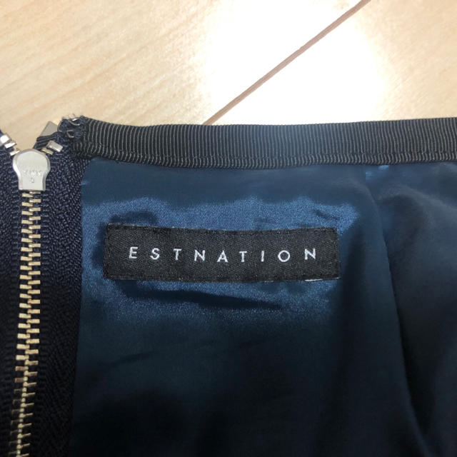 ESTNATION(エストネーション)の【ESTNATION】レース 膝丈タイトスカート  ネイビー レディースのスカート(ひざ丈スカート)の商品写真