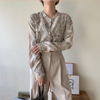 トゥデイフル(TODAYFUL)のNOKCHA marble no collar blouse/beige(シャツ/ブラウス(長袖/七分))