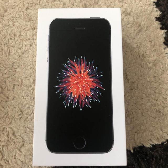 Apple(アップル)のiPhone SE Space Gray 128 GB    スマホ/家電/カメラのスマートフォン/携帯電話(スマートフォン本体)の商品写真