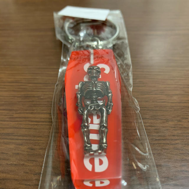 Supreme(シュプリーム)のSupreme Skeleton Keychain 新品未使用 メンズのファッション小物(キーホルダー)の商品写真