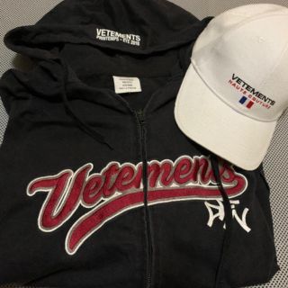 バレンシアガ(Balenciaga)のVETEMENTS  18SS ロゴ刺繍ジップアップパーカー(パーカー)