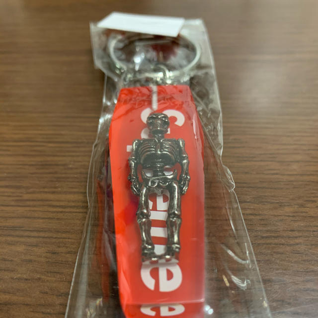 Supreme(シュプリーム)のSupreme Skeleton Keychain  赤　 メンズのファッション小物(キーホルダー)の商品写真