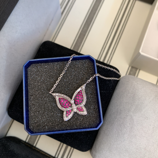 Chopard(ショパール)のショパール　ホワイトゴールド　ピンク系ダイアモンド蝶ネックレス レディースのアクセサリー(ネックレス)の商品写真