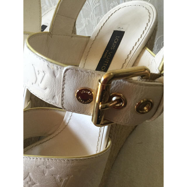 LOUIS VUITTON(ルイヴィトン)のルイヴィトン　ウェッジソール　白　サンダル レディースの靴/シューズ(サンダル)の商品写真