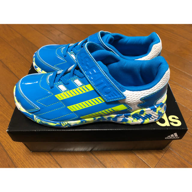 adidas(アディダス)のadidas スニーカー キッズ/ベビー/マタニティのキッズ靴/シューズ(15cm~)(スニーカー)の商品写真