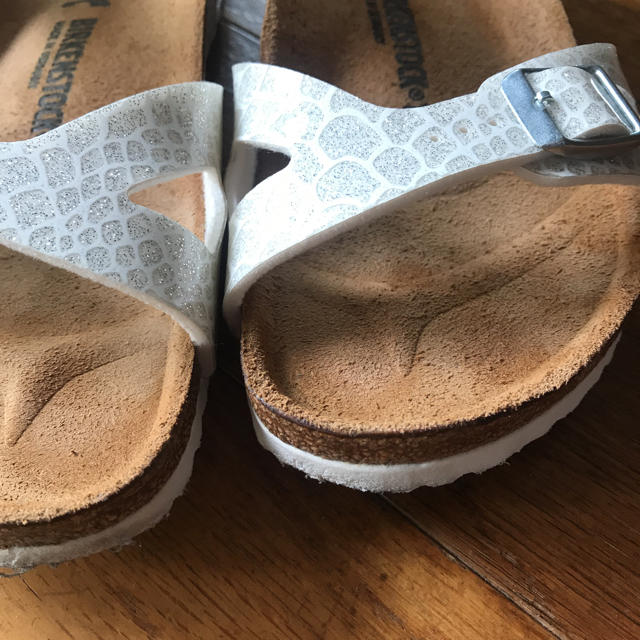 BIRKENSTOCK(ビルケンシュトック)のちか様専用です　ビルケンシュトック  シルバー　サンダル レディースの靴/シューズ(サンダル)の商品写真